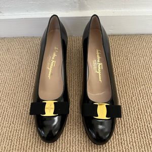 Salvatore Ferragamo Classic Vara Black Patent Leather Pump size 9AAA